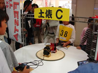 組み立てたロボットでトコトコ相撲大会を開催